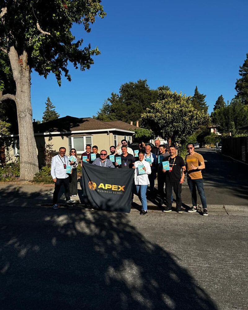 Turma APEX em frente à garagem de Steve Jobs, onde a Apple foi fundada